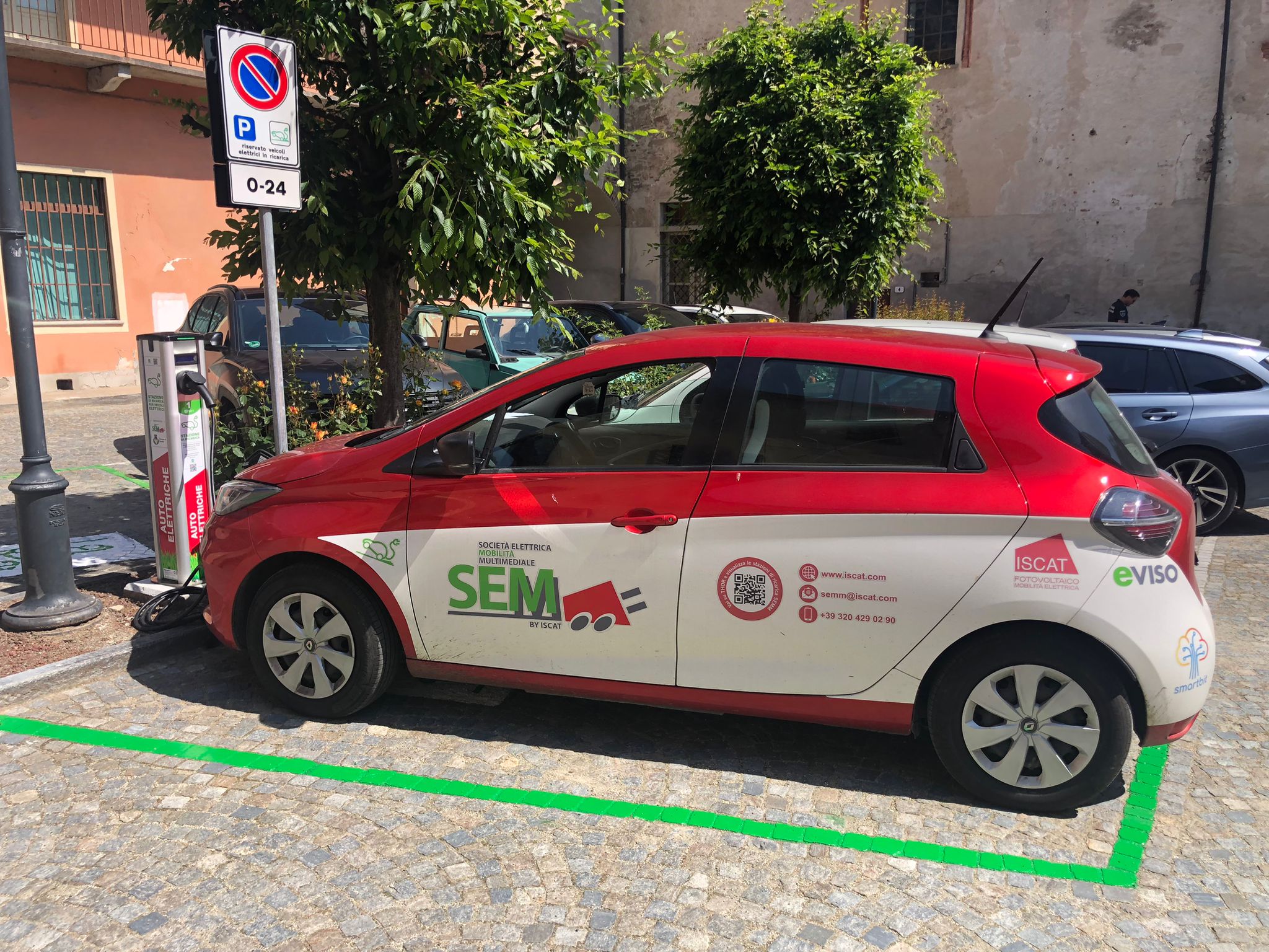 Colonnina di ricarica Revello 1 in Piazza Regina Maria José